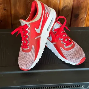 💜💜 Nike AirMax Slip On Athletic Shoes Red Youth Size 6