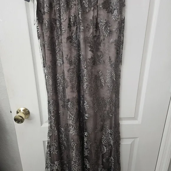 Adrianna Papell Women's Metallic Embroidered Gown SZ 6 NWT