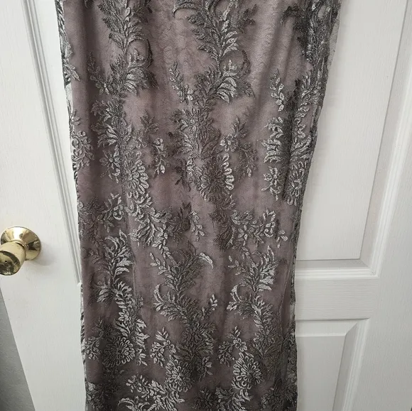 Adrianna Papell Women's Metallic Embroidered Gown SZ 6 NWT