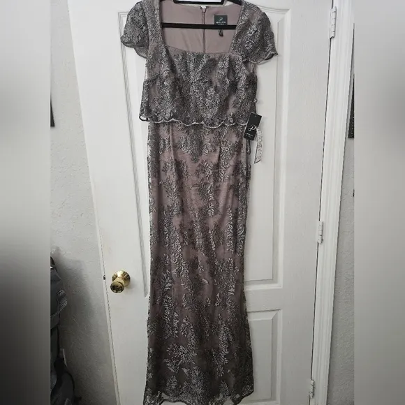 Adrianna Papell Women's Metallic Embroidered Gown SZ 6 NWT