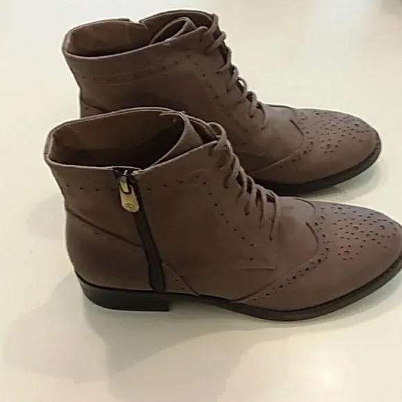 Adrienne vittadini size 7.5 Brown zip up boots