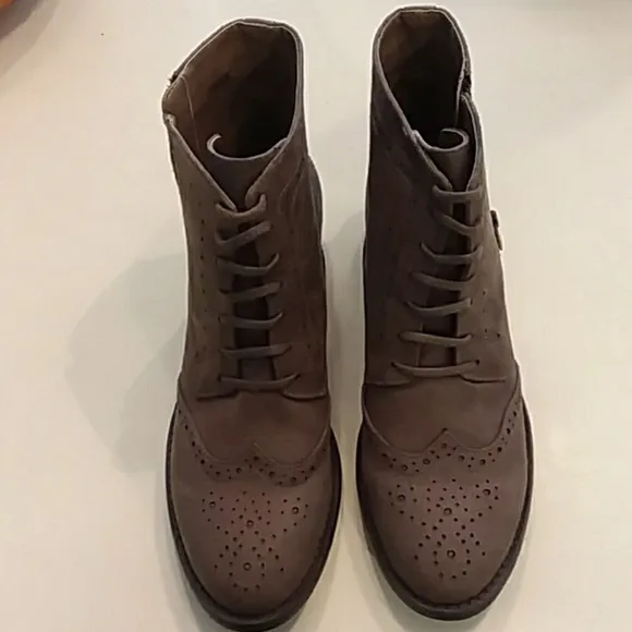 Adrienne vittadini size 7.5 Brown zip up boots