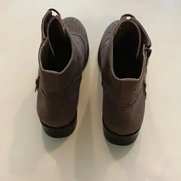 Adrienne vittadini size 7.5 Brown zip up boots