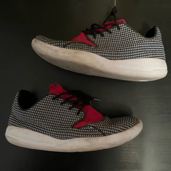 Air Jordan Boys Eclipse GG Athletic Shoes in Brilliant Magenta Lace Up 9Y