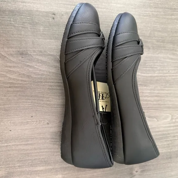 Alexis Bendel black flats comfort cushioned shoes size 6.5 NWT
