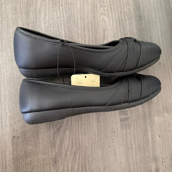 Alexis Bendel black flats comfort cushioned shoes size 6.5 NWT