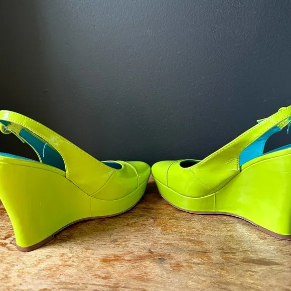 Alice   Olivia Aidan Neon Green Slingback Wedges Size 6.5