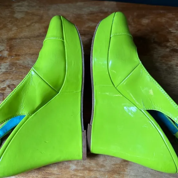 Alice   Olivia Aidan Neon Green Slingback Wedges Size 6.5