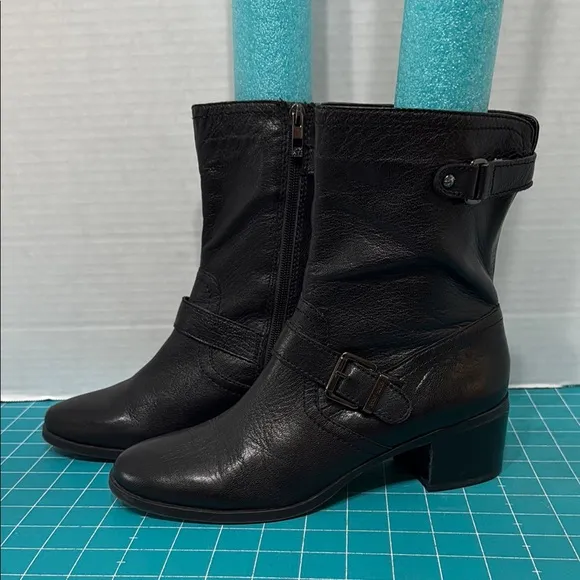 Anne Klein Black Leather Junta Boots 2” Stacked Heel Sleek Comfortable Size 9