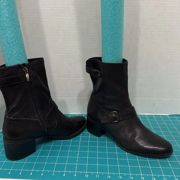 Anne Klein Black Leather Junta Boots 2” Stacked Heel Sleek Comfortable Size 9