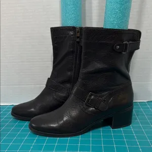 Anne Klein Black Leather Junta Boots 2” Stacked Heel Sleek Comfortable Size 9