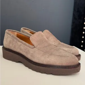 Aquatalia Women’s brown taupe Suede Loafers slip on- like new. US6 made in Italy