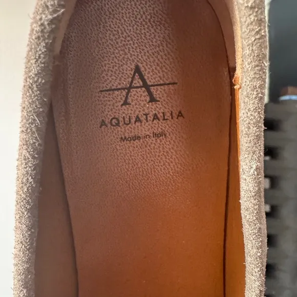 Aquatalia Women’s brown taupe Suede Loafers slip on- like new. US6 made in Italy