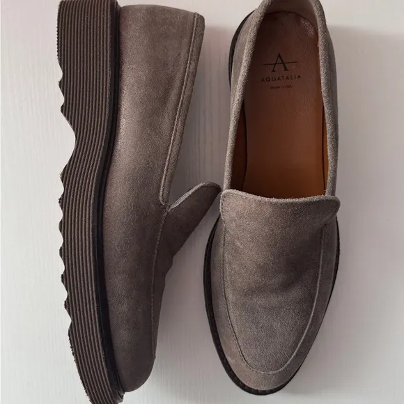 Aquatalia Women’s brown taupe Suede Loafers slip on- like new. US6 made in Italy