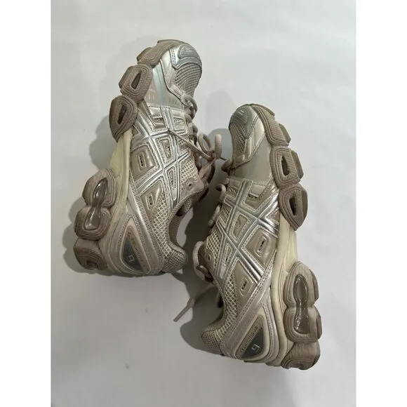 Asics Gel-Nimbus 9 Sneakers in Silver Cream