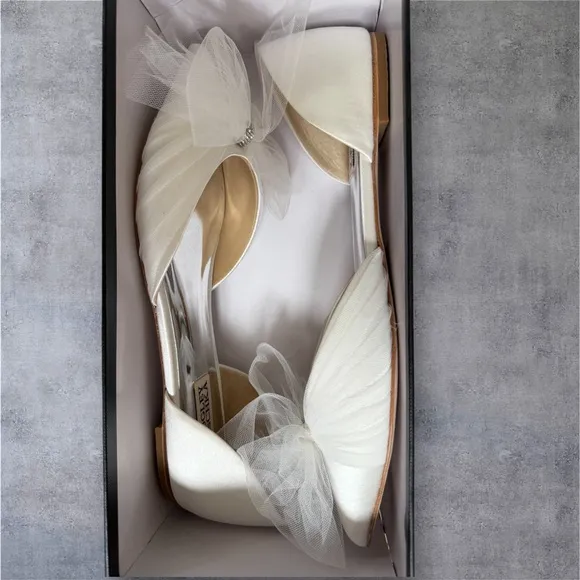 Badgley Mischka Fergie, White, Bridal Flats 81/2M, Big Bow and crystal charm.
