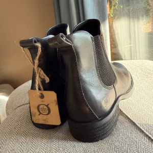 Born Cove Chelsea Boots
