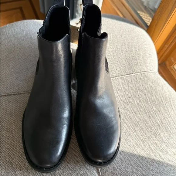 Born Cove Chelsea Boots
