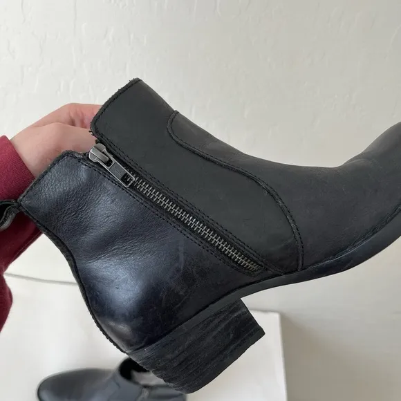 Born Dayle Leather Crisscross Detail Ankle Boots Black Size 7