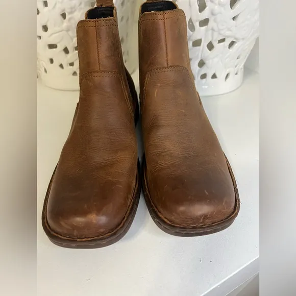BORN Mens Brown Leather/ boots size 11