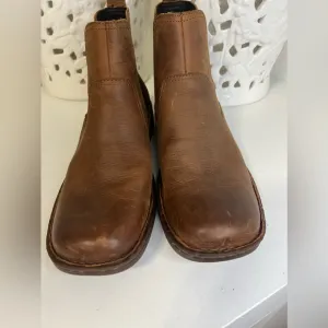 BORN Mens Brown Leather/ boots size 11