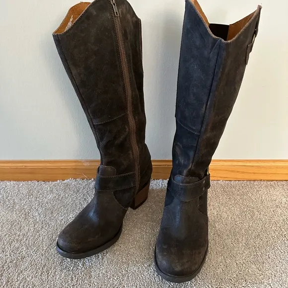Born Women's Loreza Suede Rustic boots in Chocolate