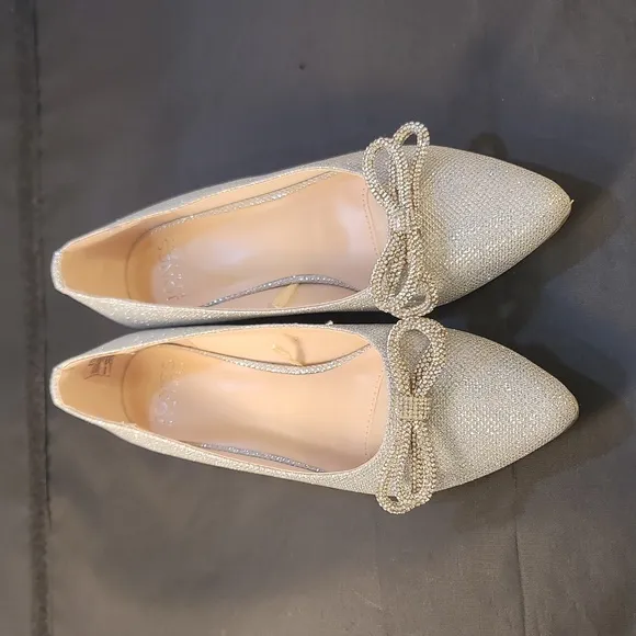 BRAND NEW JONES NEW YORK POINTED TOE WITH BOW DETAIL EMBELLISHMENTS FLAT