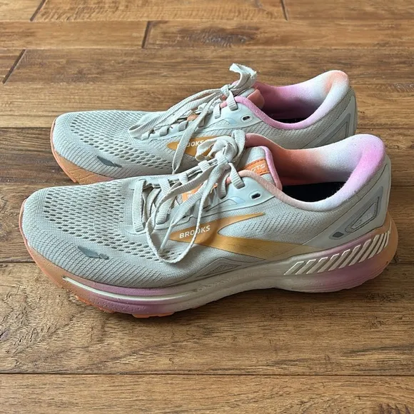 Brooks Adrenaline GTS 23 Running Shoes White Sand Sunset Fuchsia Womens Size 9.5