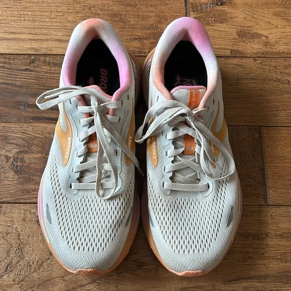 Brooks Adrenaline GTS 23 Running Shoes White Sand Sunset Fuchsia Womens Size 9.5