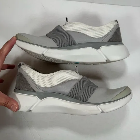 Bzees Haven Gray White Slip-On Shoes Women Size 9M