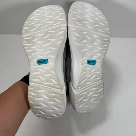 Bzees Haven Gray White Slip-On Shoes Women Size 9M