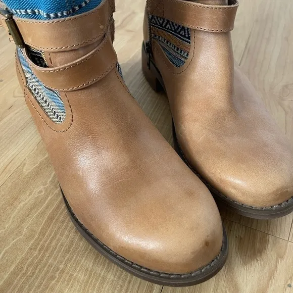 Caterpillar Leather Bethany Boots/Booties Side Zip Tan/Blue Aztec Design Size 6