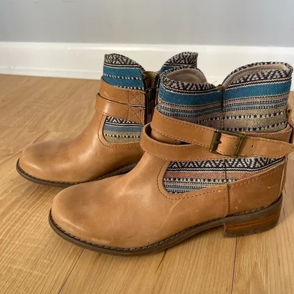 Caterpillar Leather Bethany Boots/Booties Side Zip Tan/Blue Aztec Design Size 6