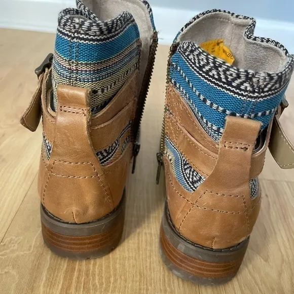 Caterpillar Leather Bethany Boots/Booties Side Zip Tan/Blue Aztec Design Size 6