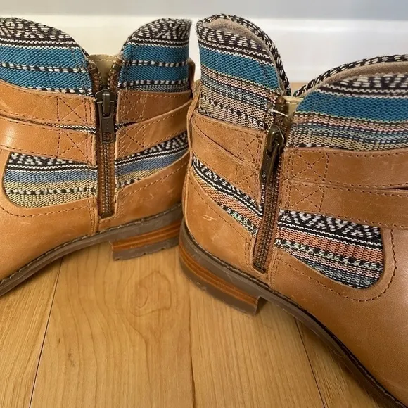 Caterpillar Leather Bethany Boots/Booties Side Zip Tan/Blue Aztec Design Size 6