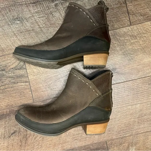 Chaco Women's Fossil Tassel Back Zip Ankle Boots Size 8 Brown