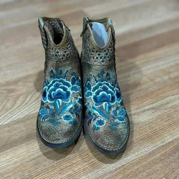 Circle G Embroidered Ankle Boots NWOT