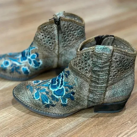 Circle G Embroidered Ankle Boots NWOT