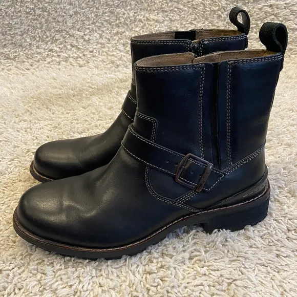 Clarks Men’s Chilton Black Leather Biker Boots Size 8 W Side Zip 82174 EUC