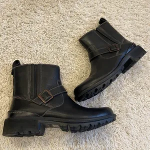 Clarks Men’s Chilton Black Leather Biker Boots Size 8 W Side Zip 82174 EUC