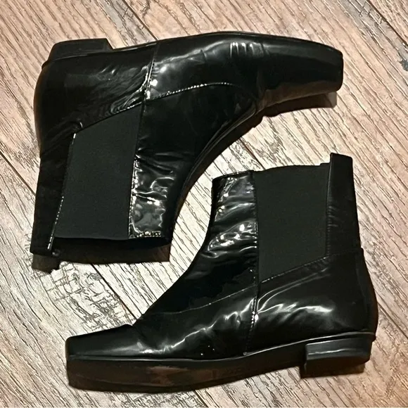 Claudia CIUTI patent leather block toe booties. Size 6.5. Made in Italy