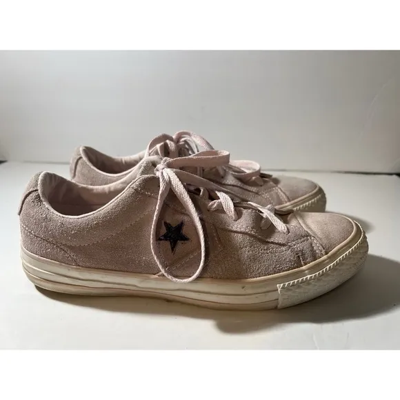 Converse Suede Star Lace-Up Sneakers in Light Pink unisex