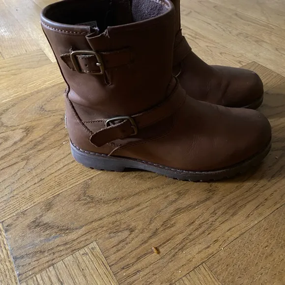 COPY - Girls Uggs leather boots