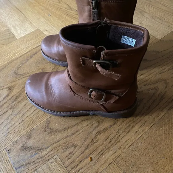 COPY - Girls Uggs leather boots