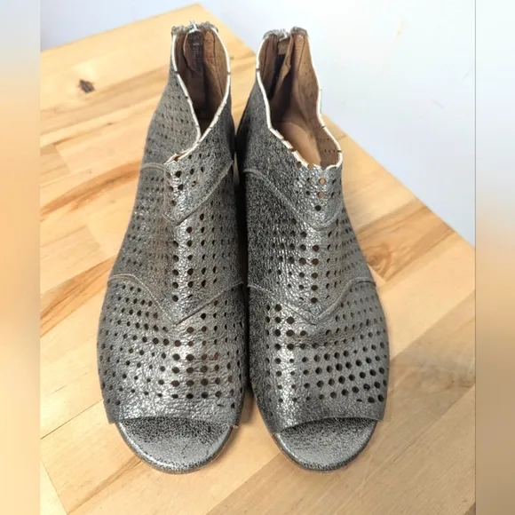 Cordani Metallic Leather Peep Toe Flats Silver Perforated  Ankle Boots 37 6.5