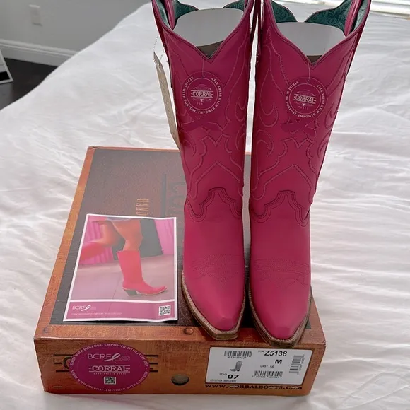 CORRAL WOMEN'S EMBROIDERY FUCHSIA SNIP TOE LEATHER COWBOY BOOT Style Z5138 Sz 7