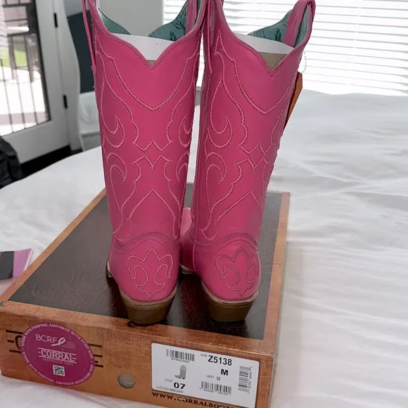 CORRAL WOMEN'S EMBROIDERY FUCHSIA SNIP TOE LEATHER COWBOY BOOT Style Z5138 Sz 7
