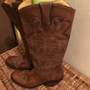 Corral Women’s Leather, Size 11, Side Zip, Heeled Boots 16” circumference