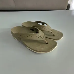 Crocs Swiftwater Men's Beige Khaki Stucco Deck Flip Flop Water Sandal Size 12