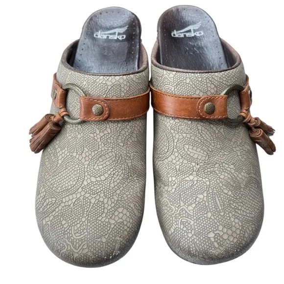 Dansko Shandi Clogs Womens SZ EU 40 US 9 / 9.5 Slip-On Leather Taupe Lace Tassel